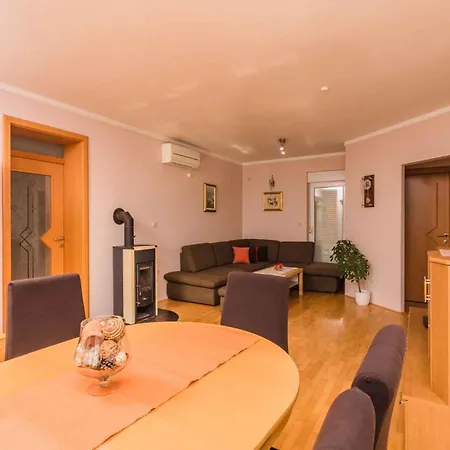 Appartement In 13779