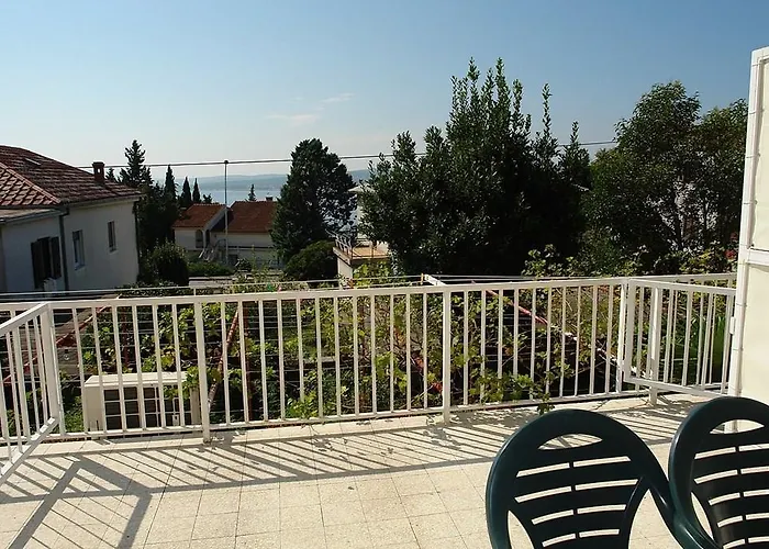 Apartment In 13779 *