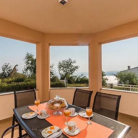 Apartment In 13779 *