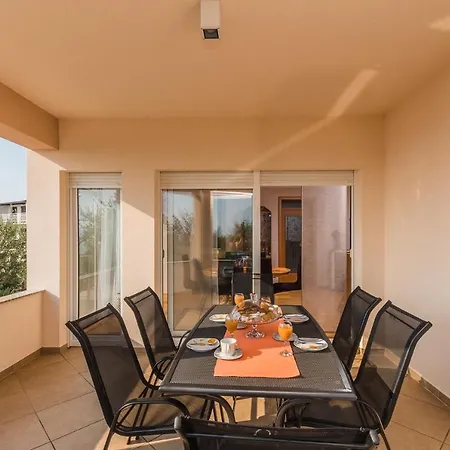 Apartment In 13779 *