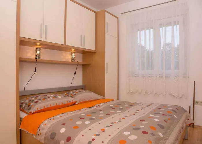Apartament In 13779 *