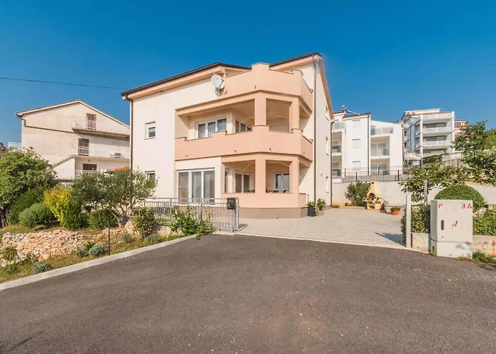 Apartament In 13779 *